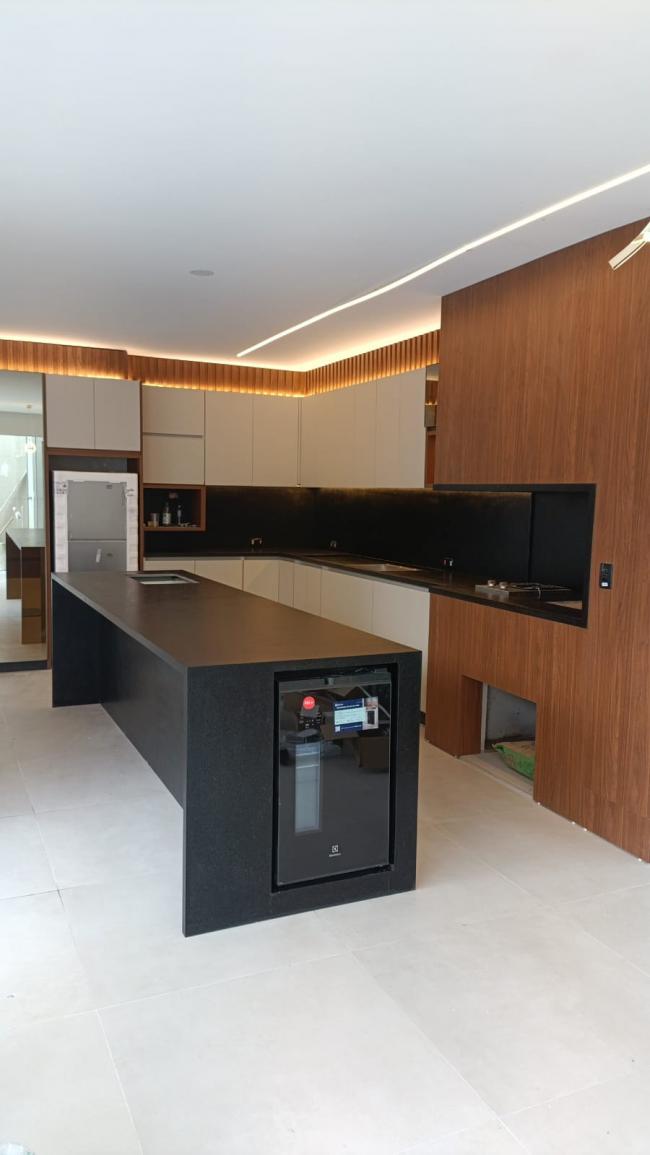 �rea Gourmet em Granito Preto S�o Gabriel Escovado 